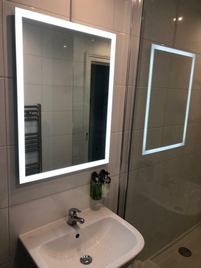 Most Central Luxury Apartment - Sleeps 4 & Free Parking! Chester Dış mekan fotoğraf